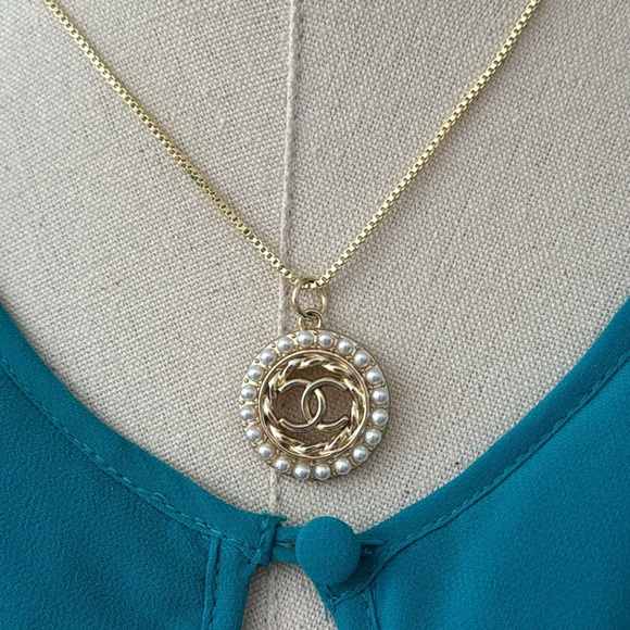 Vintage Chanel Circular Pendant Necklace - Picture 6 of 8
